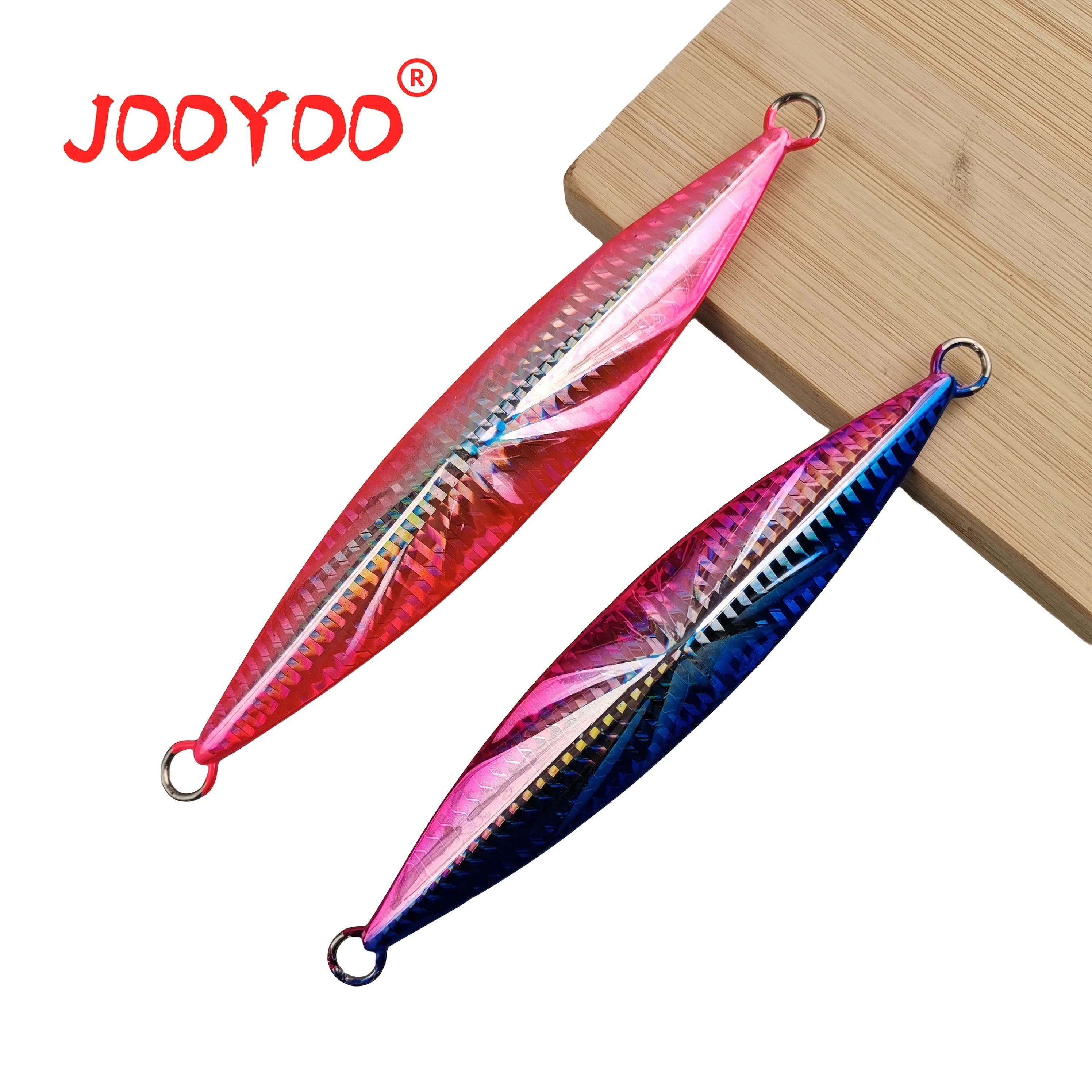 Dos coloridos señuelos de pesca que cuelgan de un tablero de madera