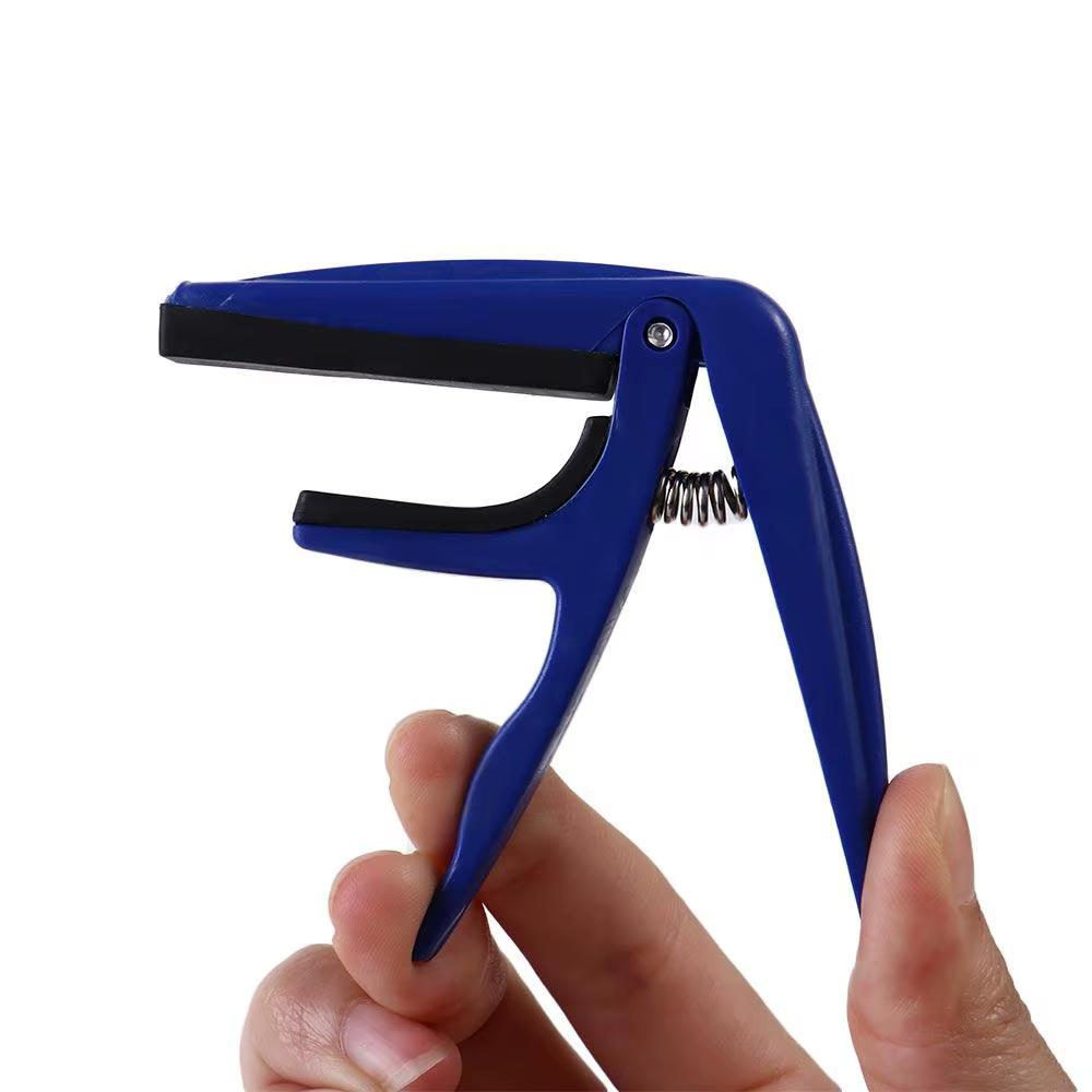 Un cortacésped de guitarra azul