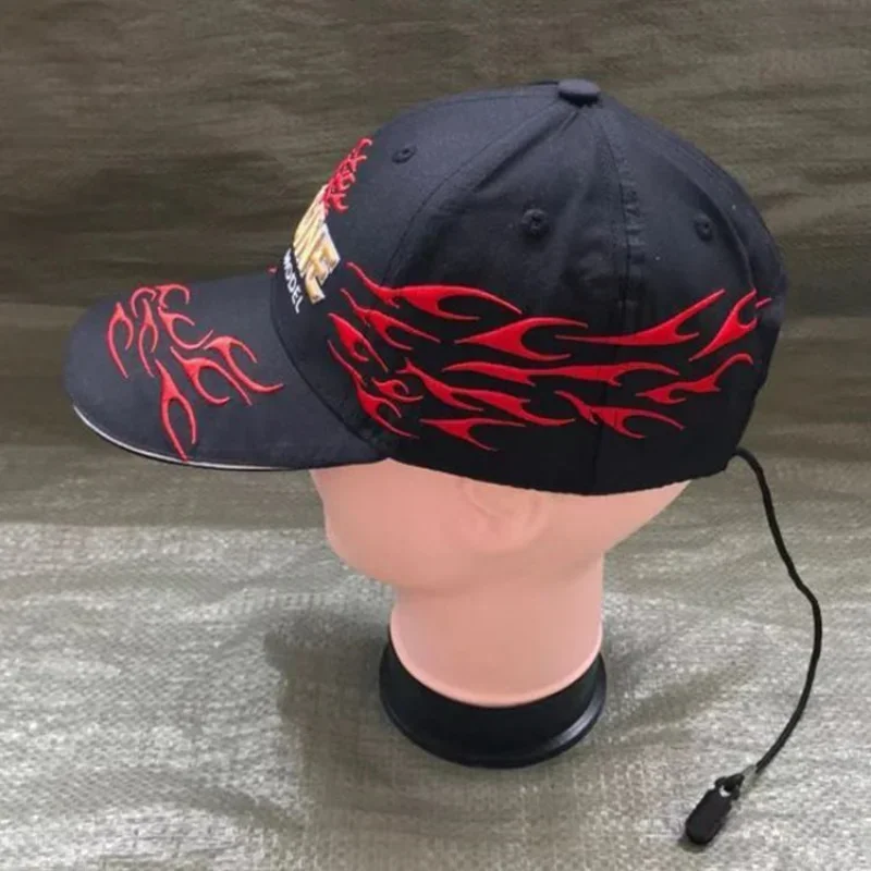 Tapa negra elegante con diseños vibrantes de llamas rojas