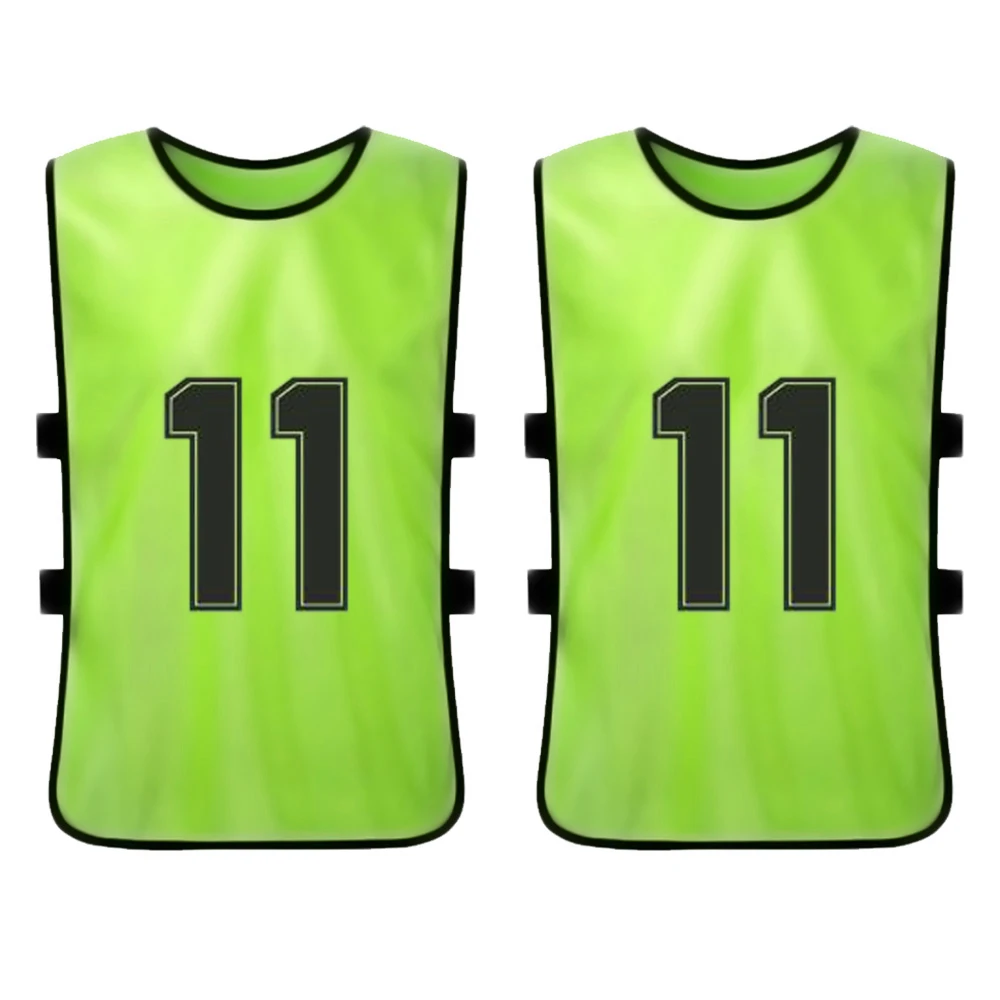 Pinnies de color verde brillante con números negros audaces para la identificación del equipo