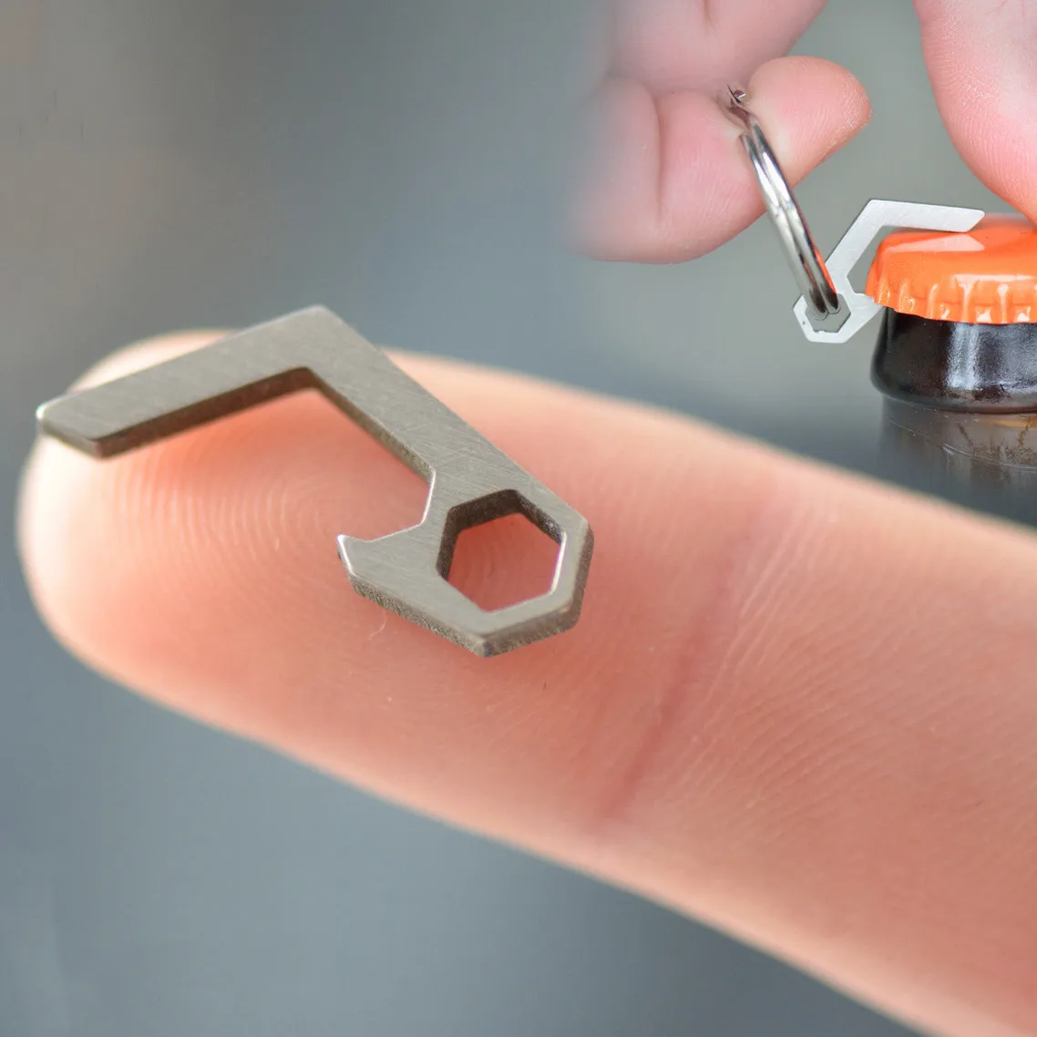 Mini abridor de botellas de cerveza ligero, llavero antipérdida, herramienta de bolsillo, dispositivo de utilidad de acero inoxidable para acampar al aire libre y caminata, 1 ud. - imagen 3