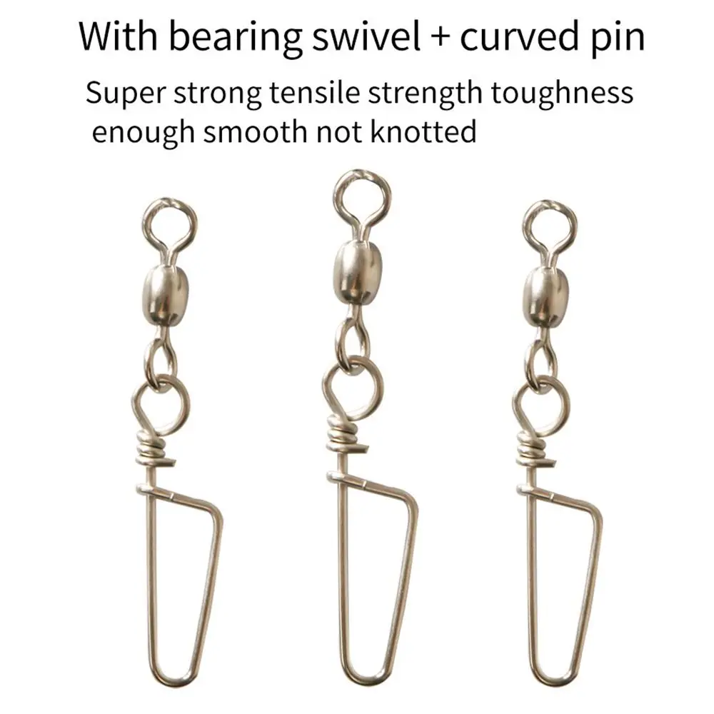 Tres ganchos de plata con un alfiler curvo