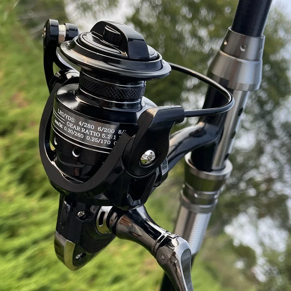 un carrete de pesca de alto rendimiento diseñado para precisión y durabilidad