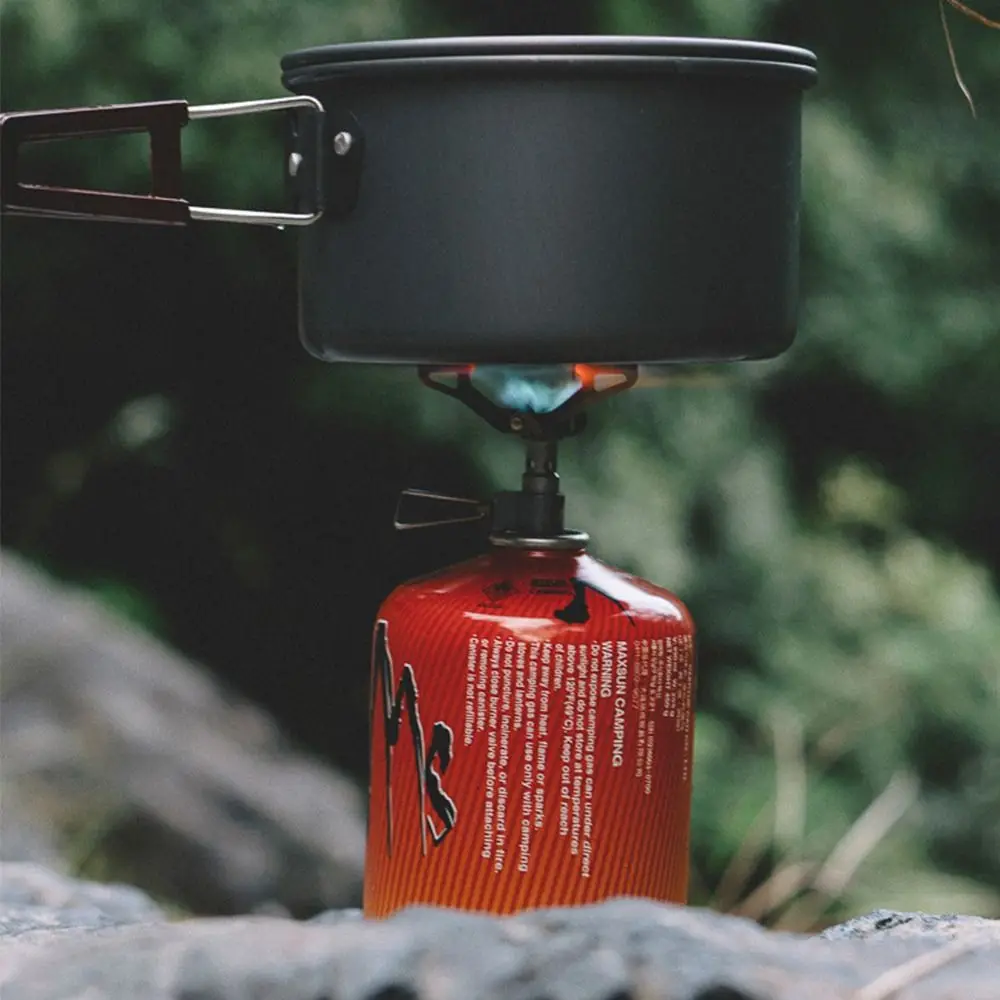 Disfrutando de una acogedora experiencia de cocina al aire libre con estufa portátil
