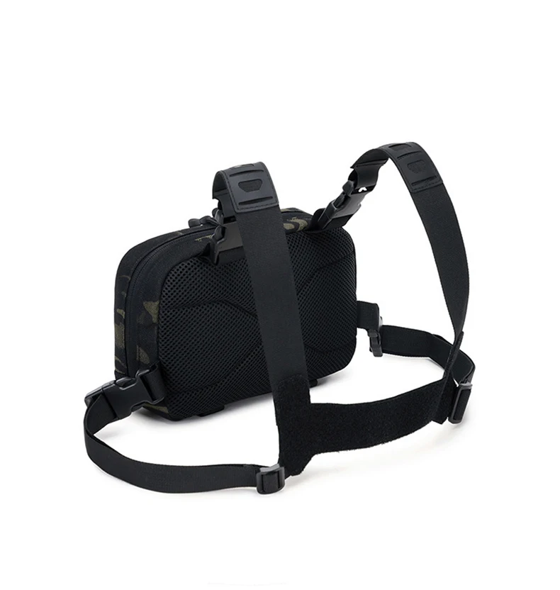 Esta mochila táctica presenta un diseño duradero y correas ajustables para opciones de transporte versátiles