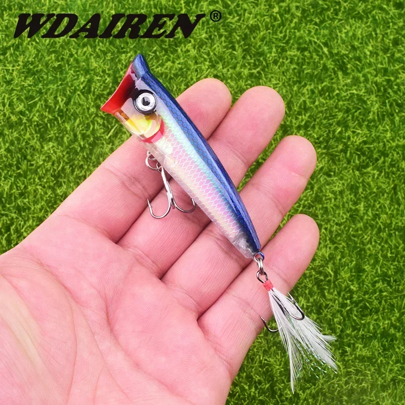 Popper señuelo de superficie para lubina con anzuelos de plumas