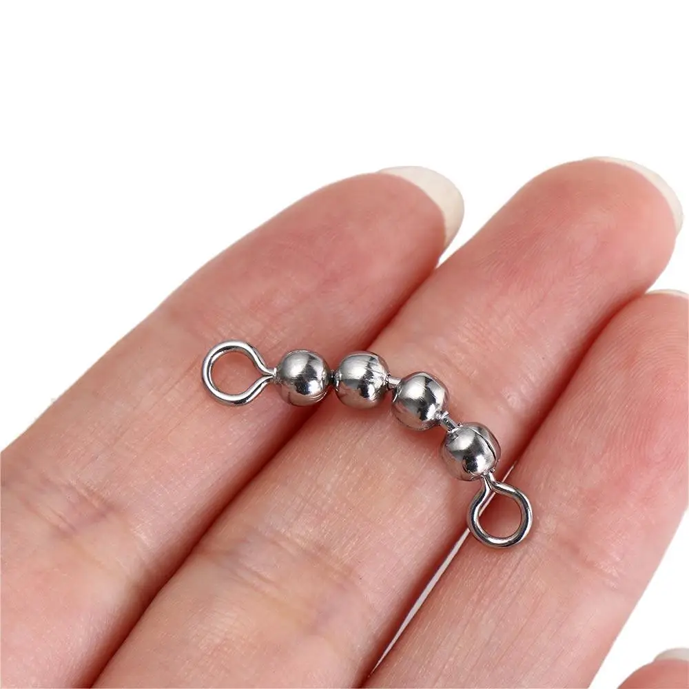 Una pequeña cadena metálica con cuentas esféricas y extremos en bucle ideal para la elaboración o proyectos de joyería