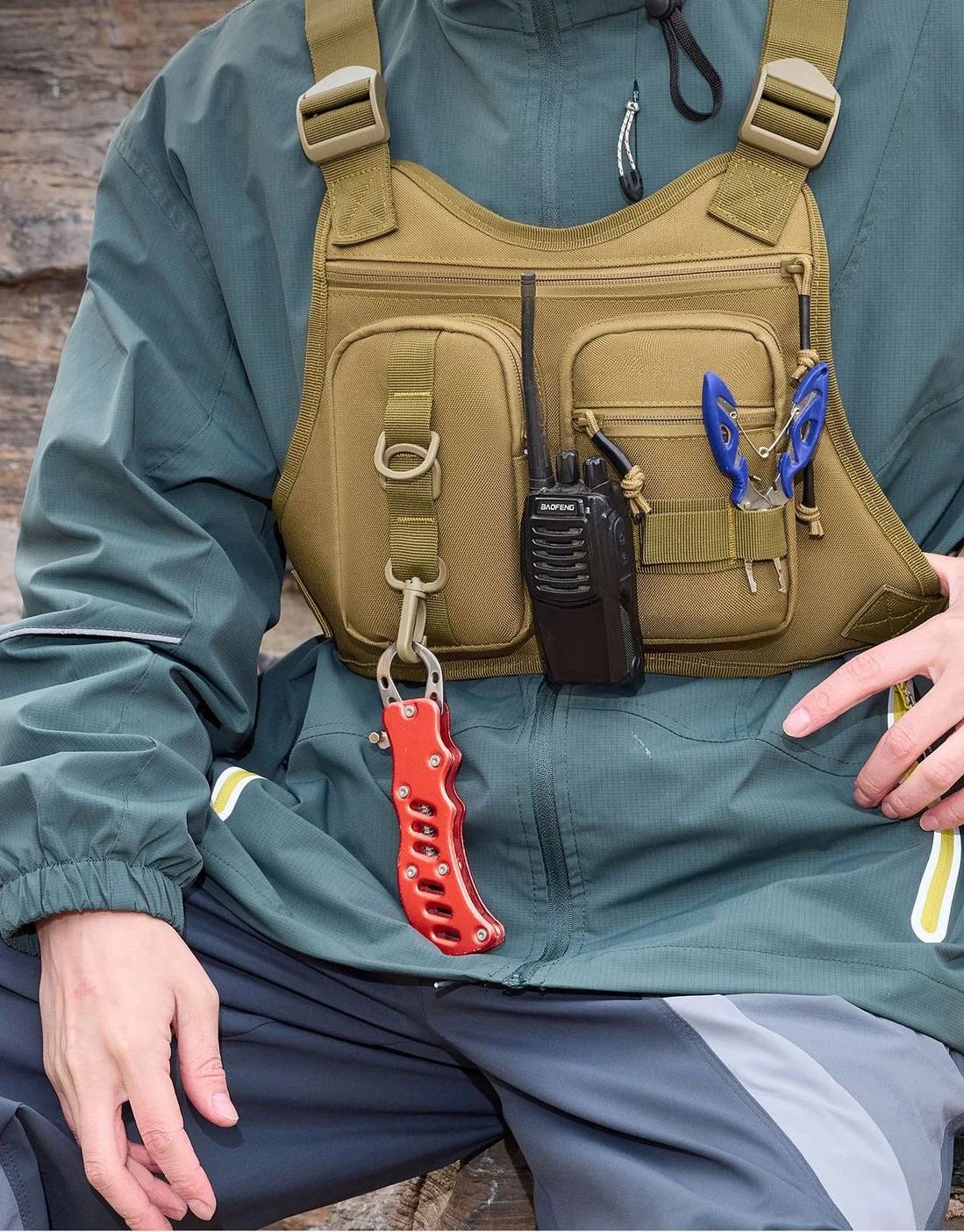 Chaleco táctico de pesca con sistema Molle visto de frente