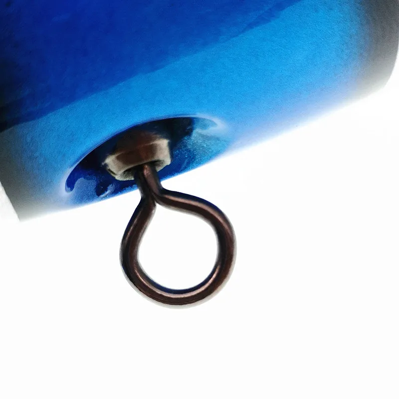 Un gancho de escalada resistente está unido de forma segura a una bodega de escalada azul