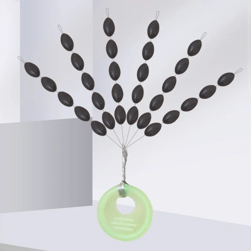 Un conjunto de cuentas negras dispuestas en un patrón circular con un anillo verde en el centro