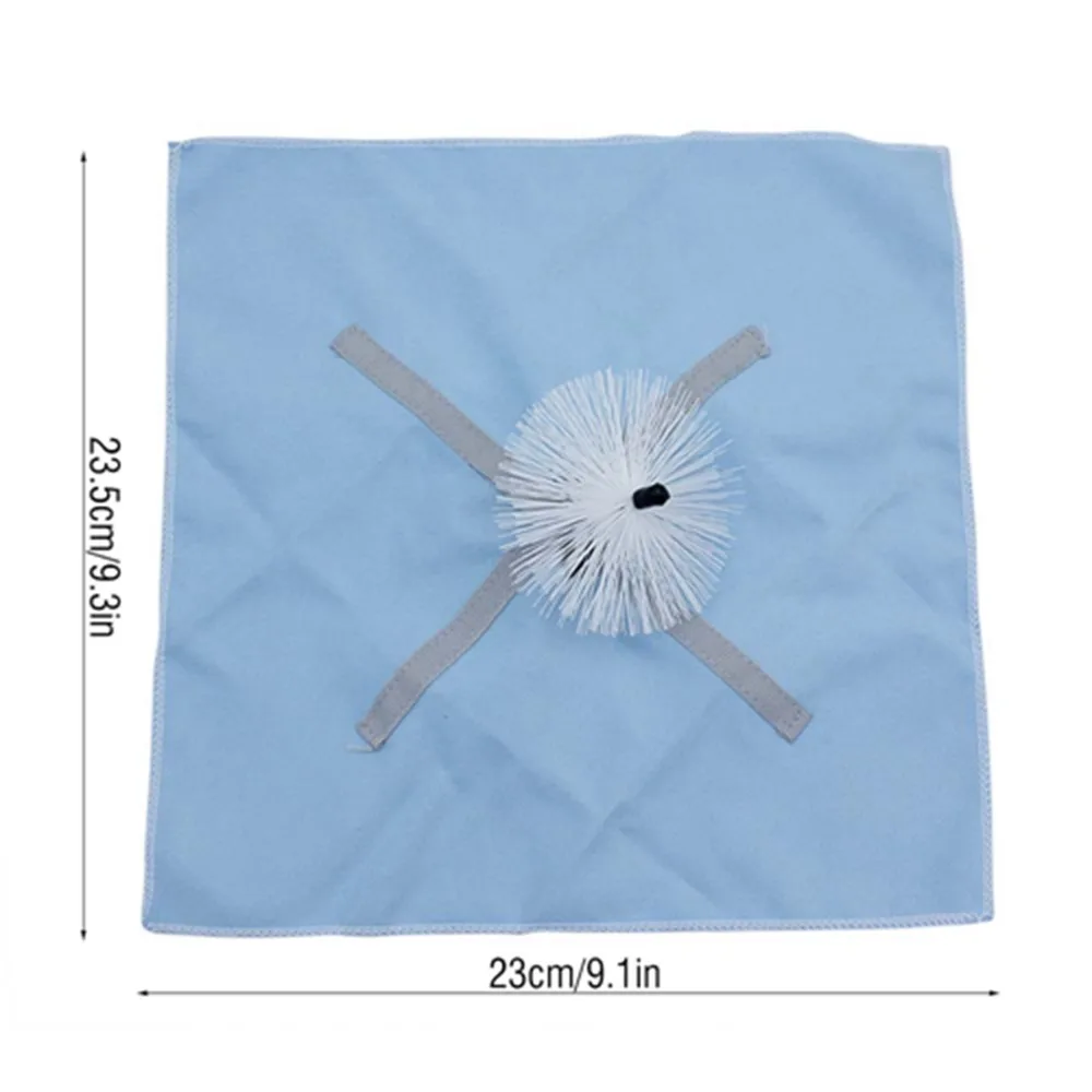 Paño de microfibra y cepillo para saxofón sobre fondo azul