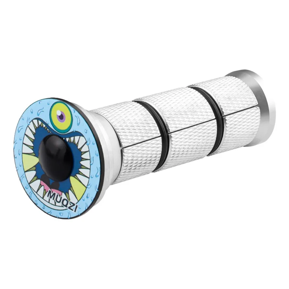 Un pequeño objeto blanco y negro con una cara azul y amarilla