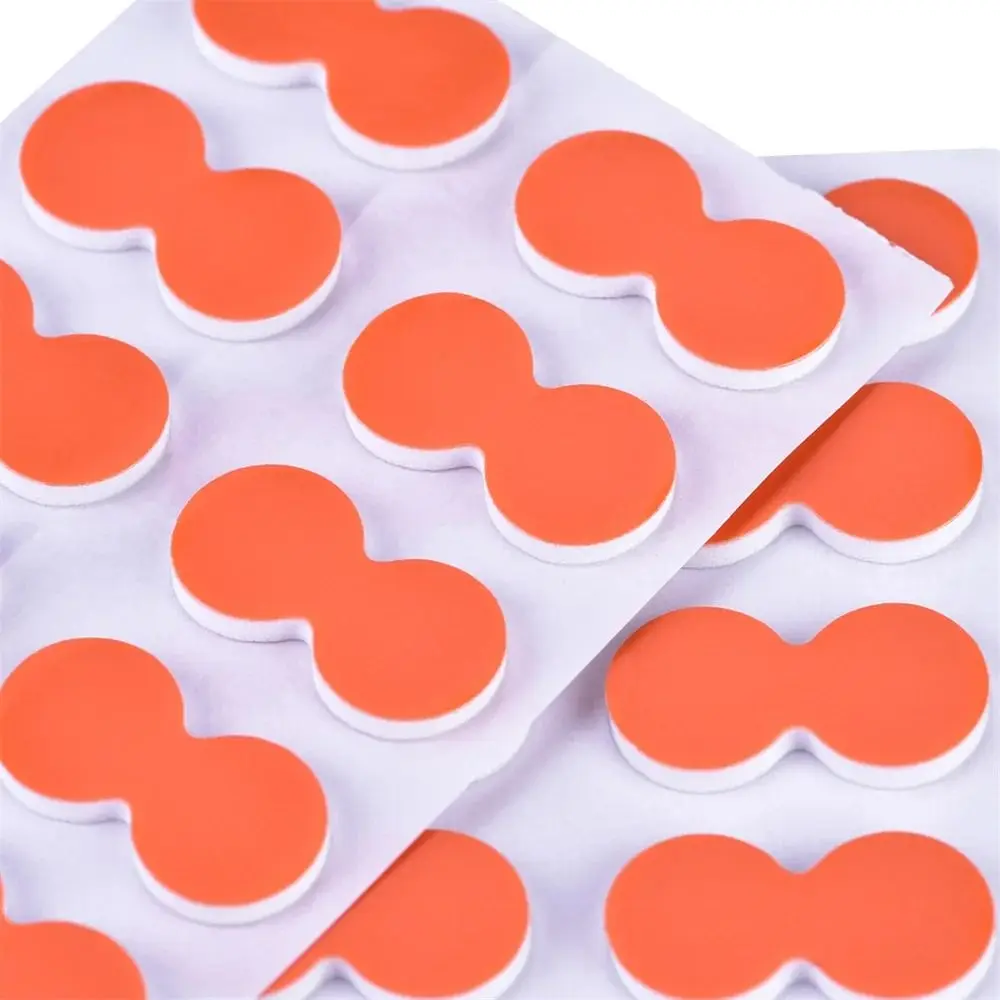 Un fondo blanco con círculos de naranja