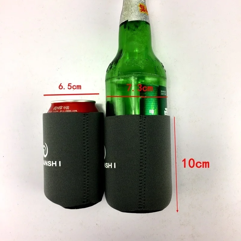 Dos recipientes de bebidas aislados, a menudo denominados can koozies o botella koozies. Están diseñados para mantener las bebidas calientes o frías durante períodos más prolongados.