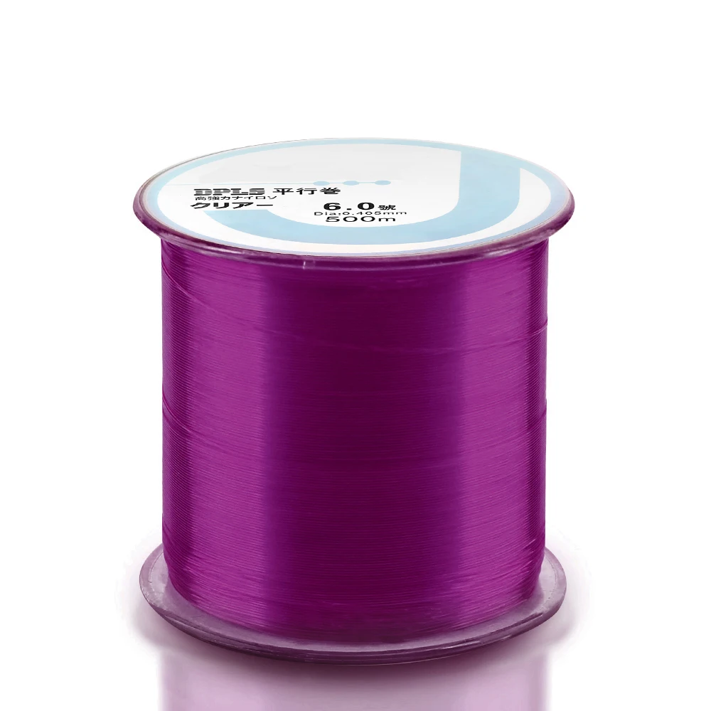 Este carrete de hilo púrpura vibrante es perfecto para elaboración y costura de proyectos