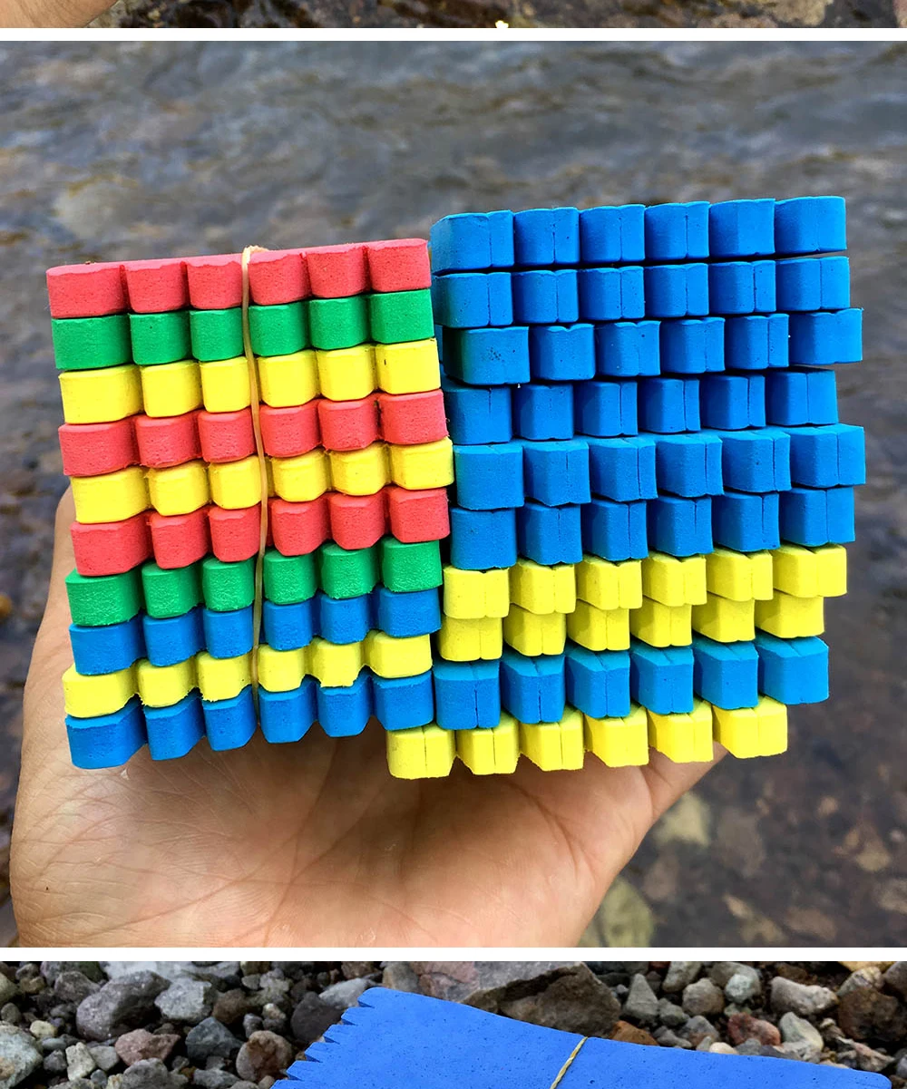 Una persona sostiene un bloque azul y amarillo en la mano