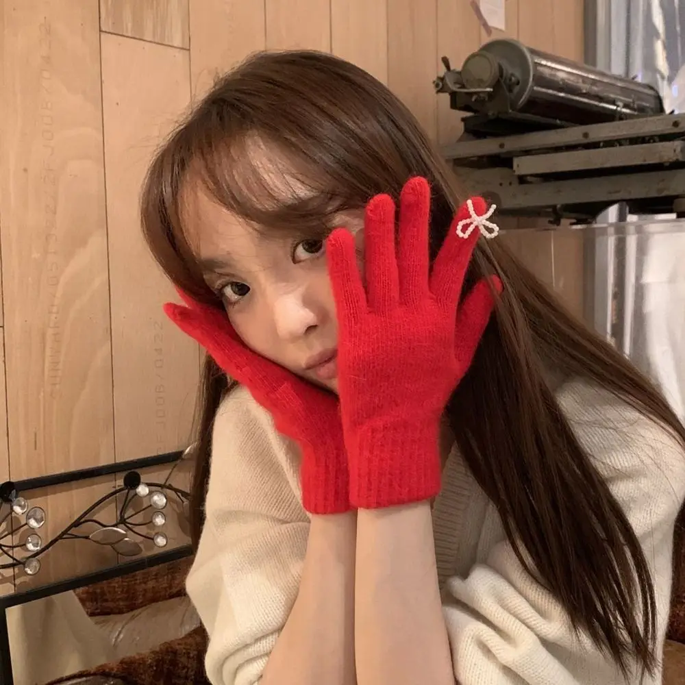 Guantes bonitos de punto con lazo de perlas y pantalla táctil para mujer, guantes de invierno de Color sólido y caramelo, manoplas cálidas con lazo para montar - imagen 3
