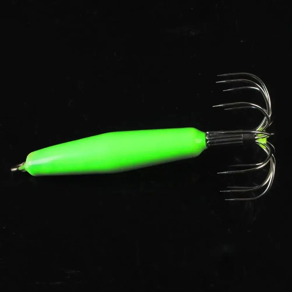 Un señuelo de pesca en forma de calamar verde brillante con múltiples ganchos