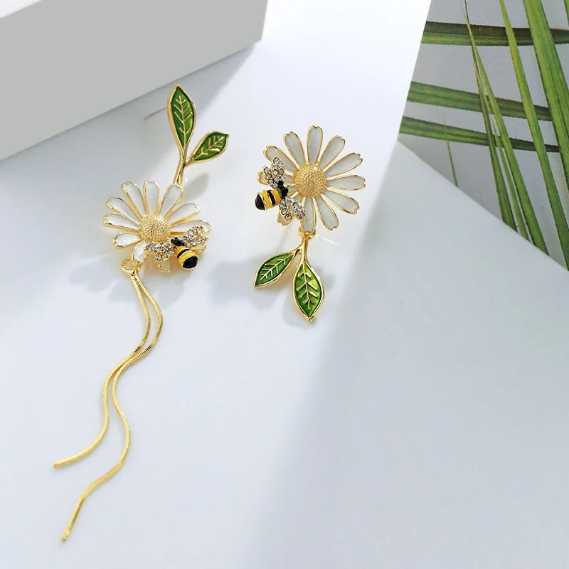 Pendientes asimétricos con borlas de Margarita para mujer, diseño de nicho, temperamento de abeja pequeña, aretes largos y elegantes para chica 2023 - imagen 2