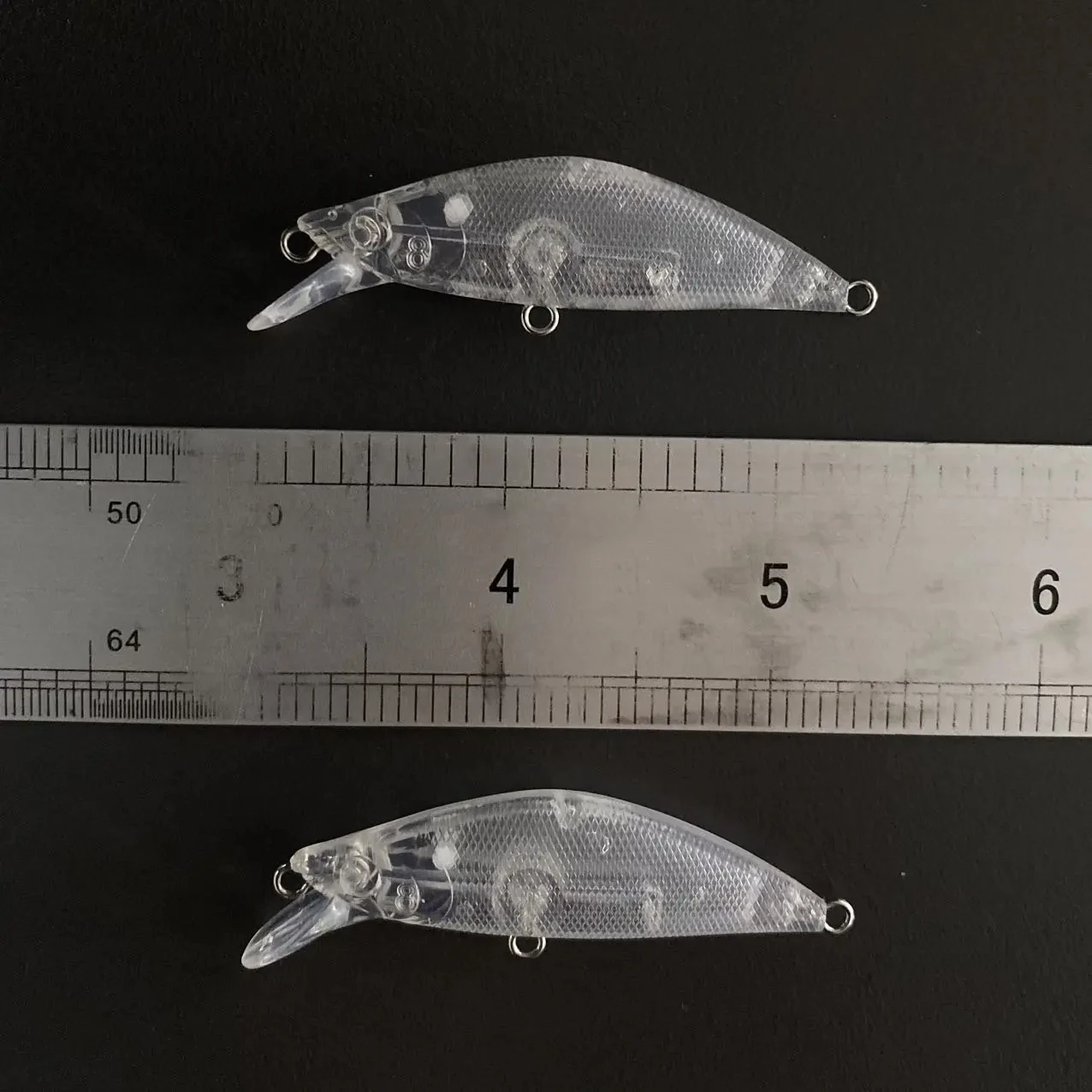 Lure de pesca transparente con un diseño detallado perfecto para mejorar su captura