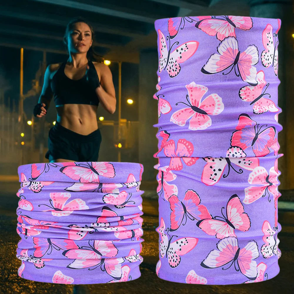 Una mujer corriendo con una pila de diademas de mariposas rosadas