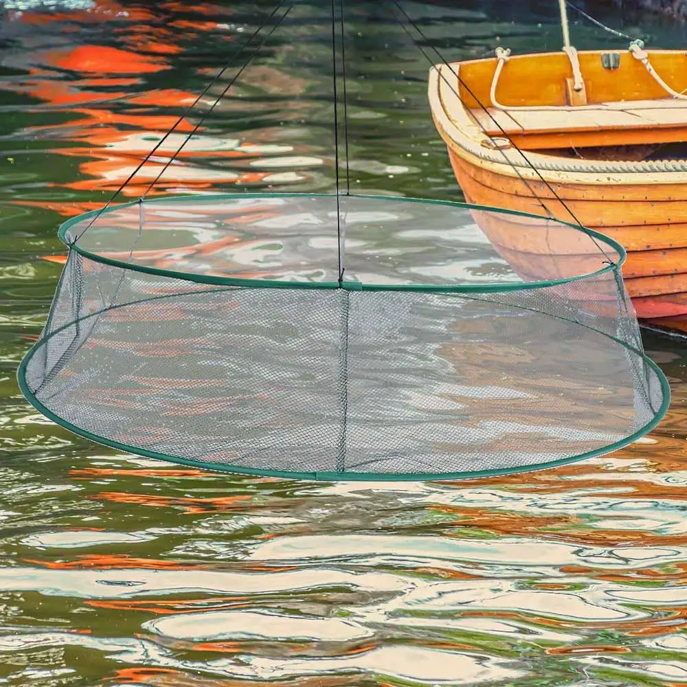 Red de pesca flotante en agua tranquila