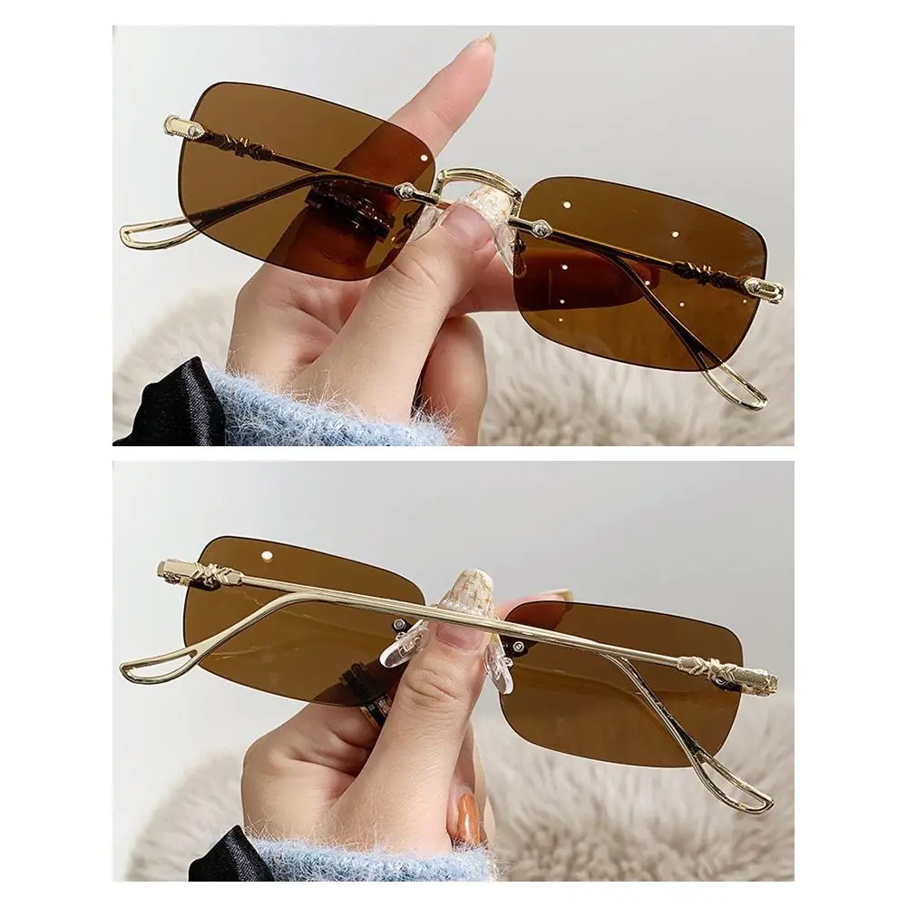 Una persona que sostiene un par de gafas de sol