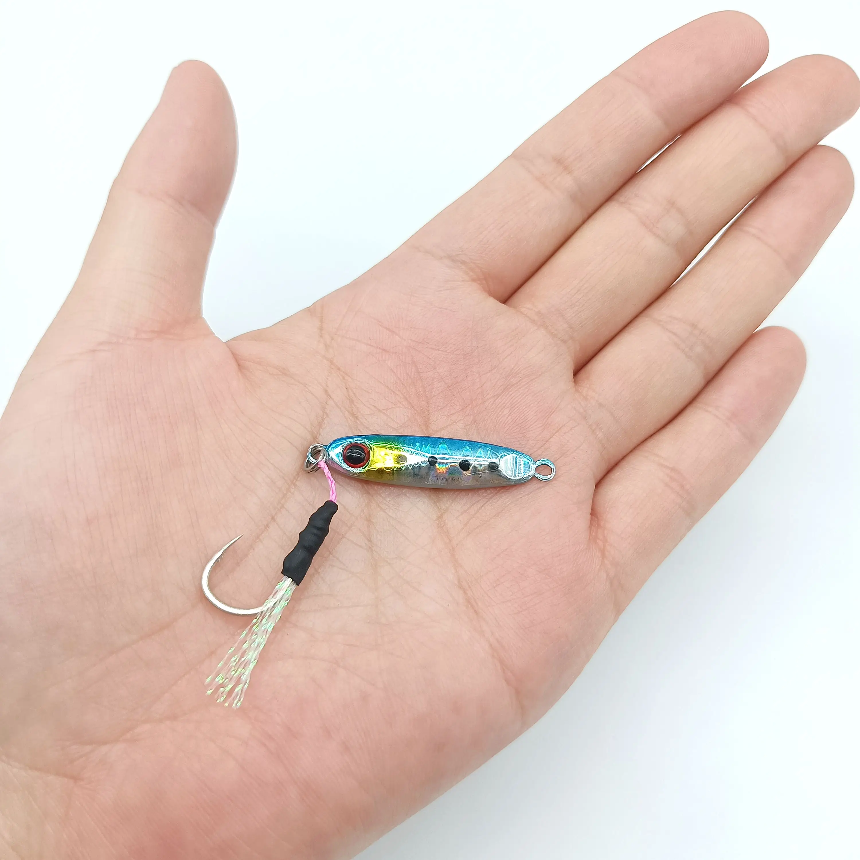 un pequeño señuelo de pesca colorido diseñado para captar peces