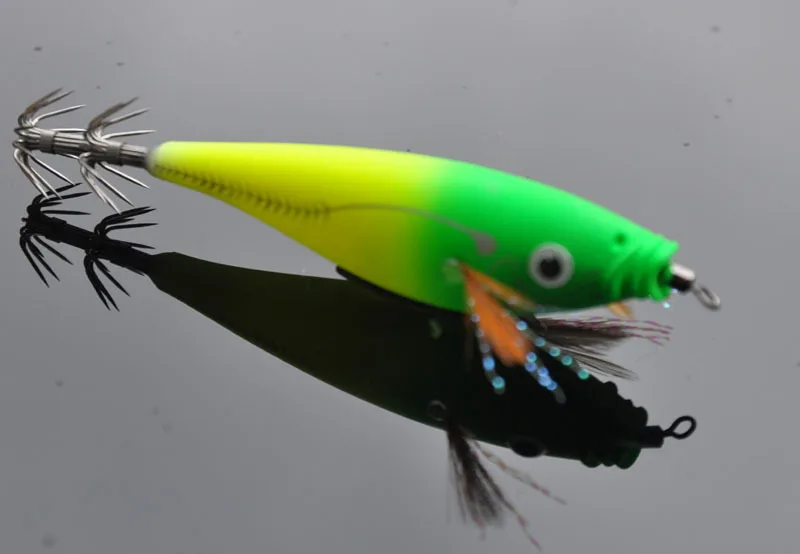 Un señuelo de pesca vibrante diseñado para atraer la vida marina