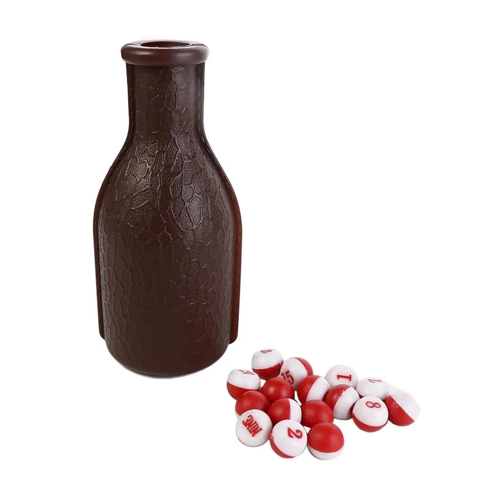 Conjunto de juegos interactivos con bolas numeradas de rojo y blanco y una botella de color marrón oscuro