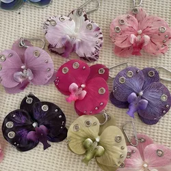 LLavero de lirio de orquídeas y flores de simulación a la moda, regalos, decoración para mochila, colgante de bolso de flores, llavero de orquídeas y mariposas coloridas