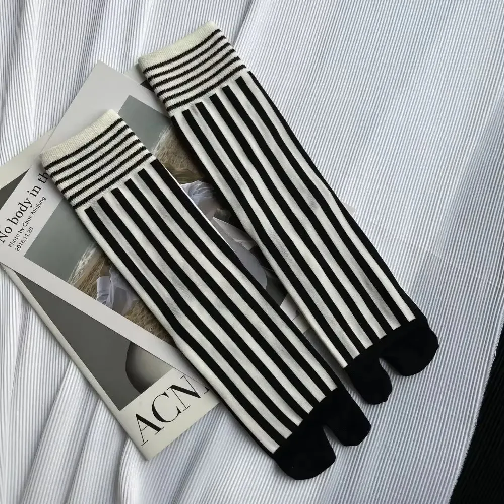 Calcetines tabi combinados con calzado casual
