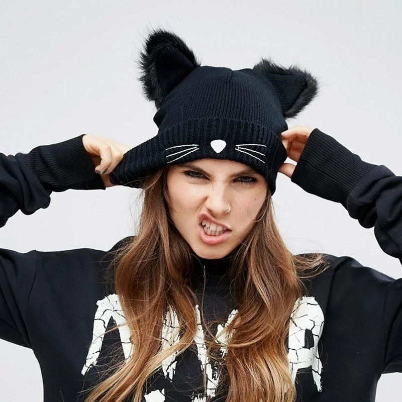 Gorro de invierno con orejas de gato en tono neutro