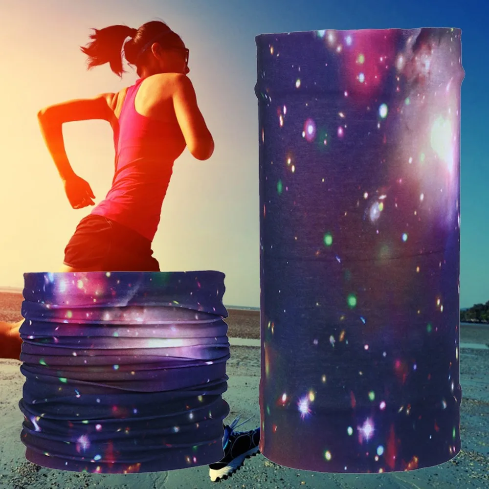 Una mujer corriendo en una playa con una camisa morada y una esterilla de yoga morada