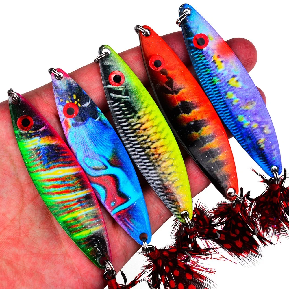 7,5 CM 17G patrón de escamas de pescado cuchara de Metal señuelo de pesca pesca en el mar cebo Artificial pluma anzuelo triple para aparejos de pesca de lubina