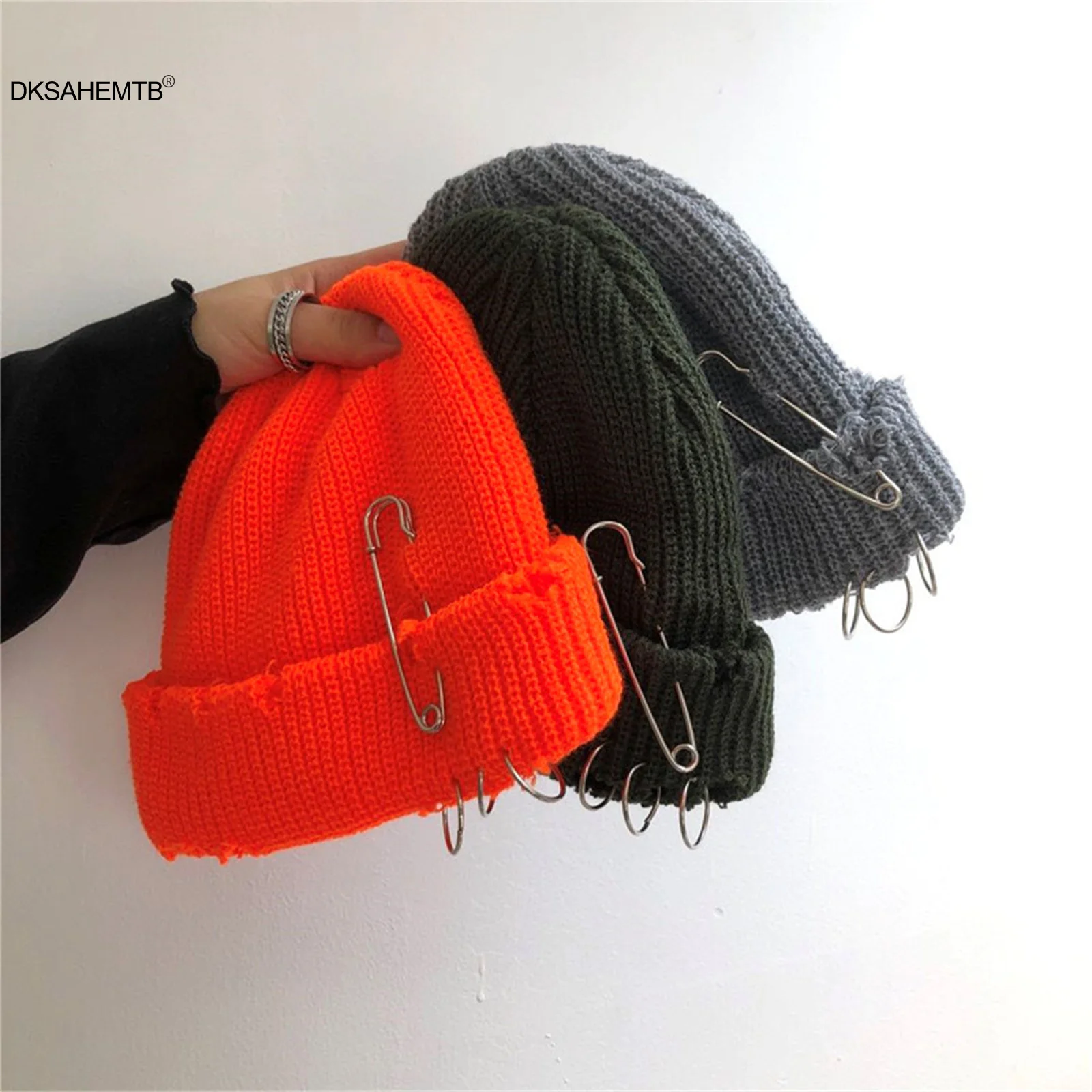 Gorros cálidos de invierno a la moda para hombres y mujeres, gorro de hilo de punto con Pin creativo para ciclismo, Camping, esquí, viajes, accesorios de ciclismo - imagen 3