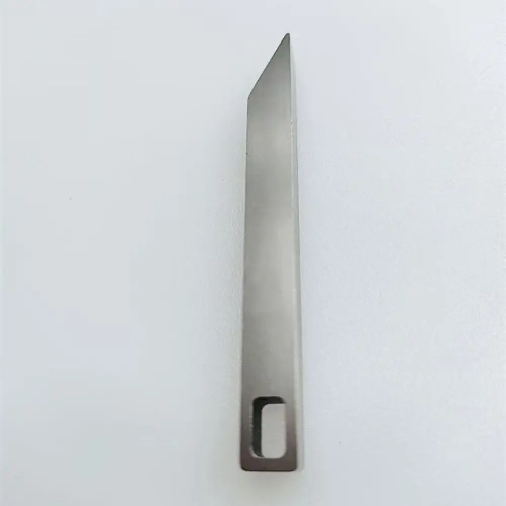 Un elegante cuchillo de utilidad hecho de precisión diseñado para tareas de corte eficientes