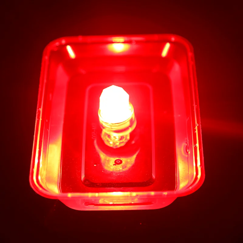 Una luz roja en un recipiente de plástico