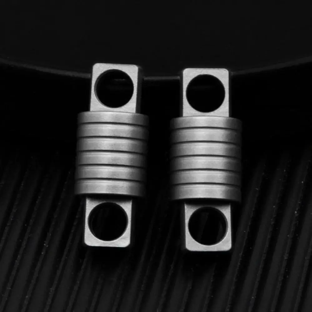 Llavero portátil de aleación de titanio, accesorio giratorio de 360 °, ultraligero, herramienta pequeña para exteriores, novedad - imagen 2