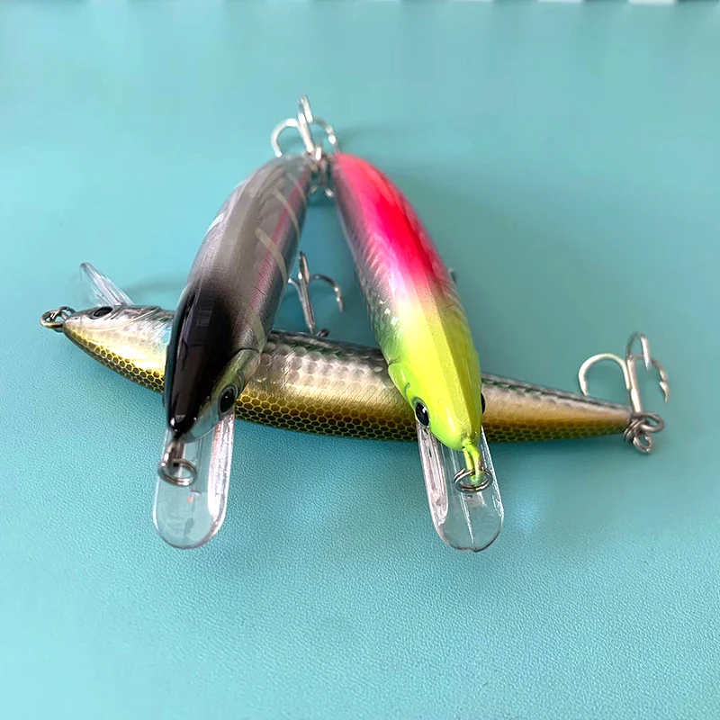 Dos señuelos de pescado cuelgan de un gancho