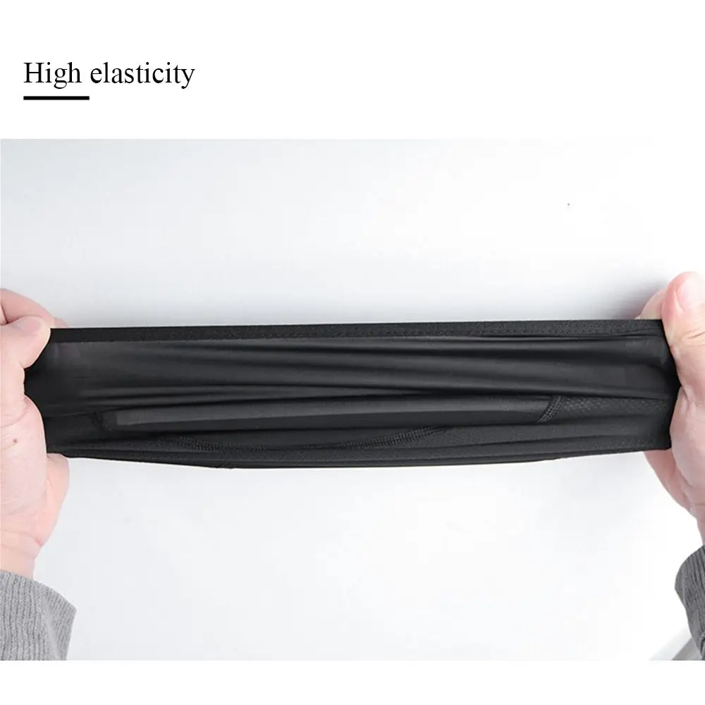 Una correa negra está sosteniendo por una mano