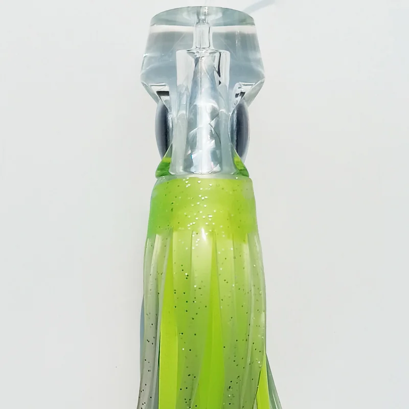 Un señuelo de pesca verde vibrante y transparente diseñado para una atracción submarina efectiva