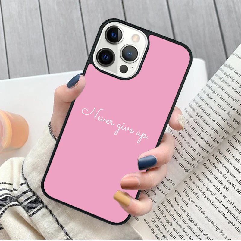 Funda instalada en un iPhone mostrando el ajuste preciso