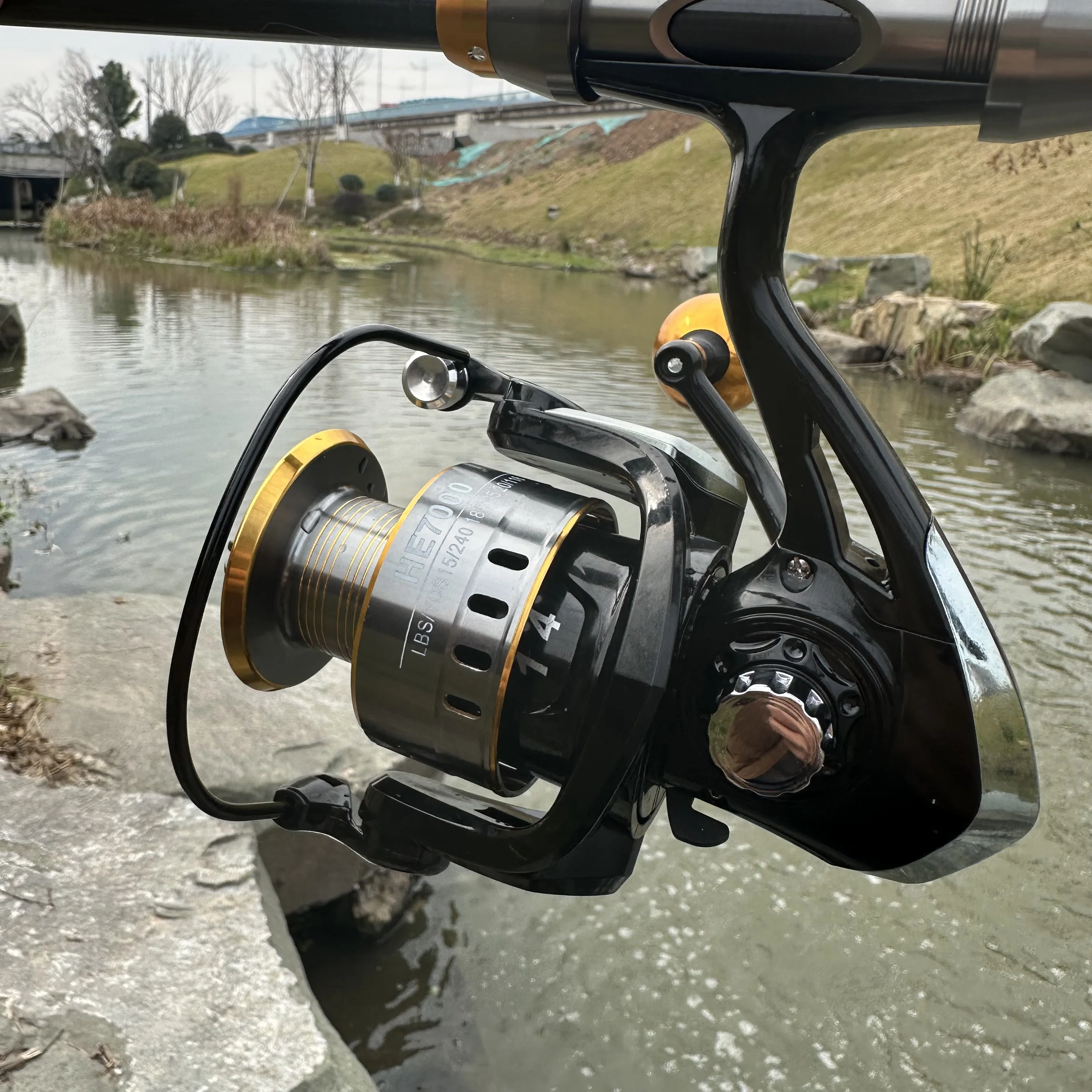 Carrete de Pesca giratorio serie 1000-7000 de alta calidad, taza de alambre de Metal de resistencia máxima de 8KG, serie 1000-7000 para Pesca principiante - imagen 2