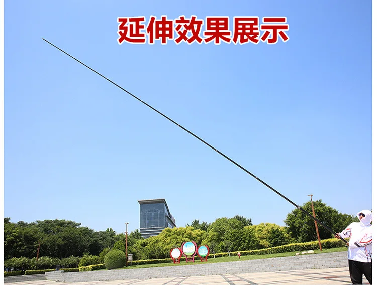 Un hombre sosteniendo un poste largo frente a un edificio