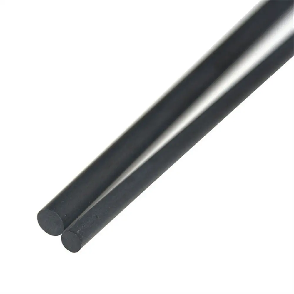 Se muestran dos varillas cilíndricas negras que simbolizan la versatilidad y la fuerza