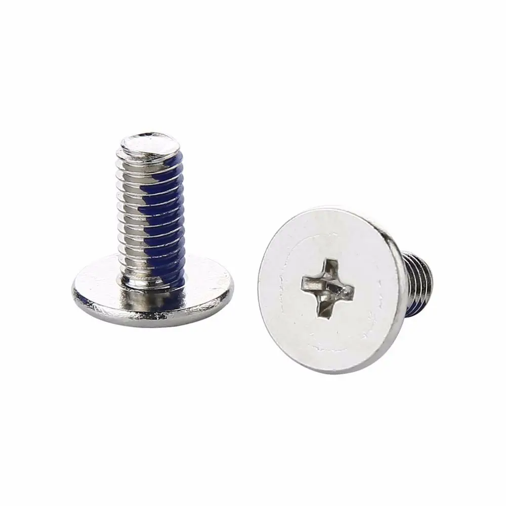 Un tornillo azul y un tornillo plateado se muestran sobre un fondo blanco.