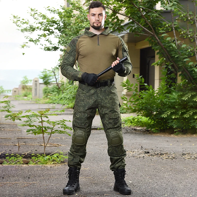 Persona que viste un uniforme de camuflaje, que parece estar diseñado para uso militar o táctico. El uniforme incluye una camisa de manga larga, pantalones y botas, todo en un patrón que pretende mezclarse con el entorno natural.