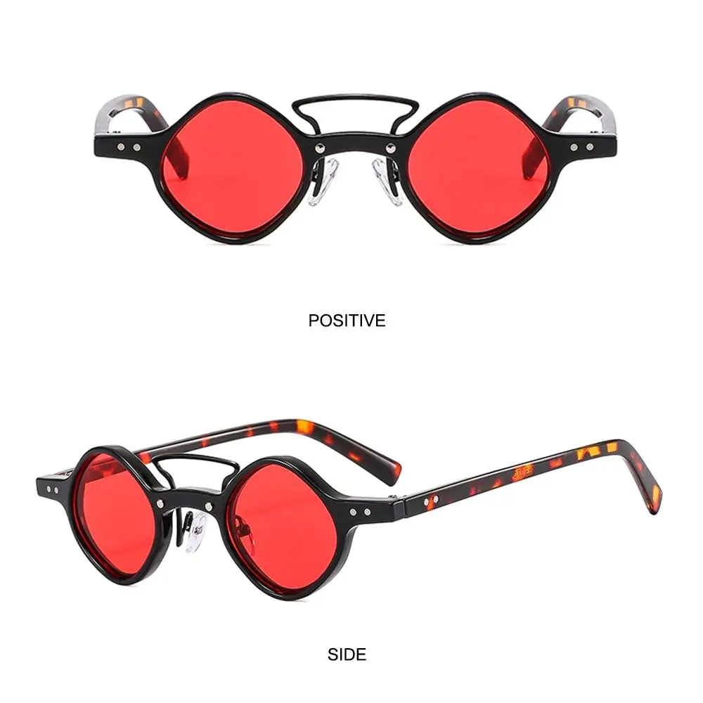 Elegadas gafas de sol con color rojo con un diseño único perfecto para una declaración de moda audaz