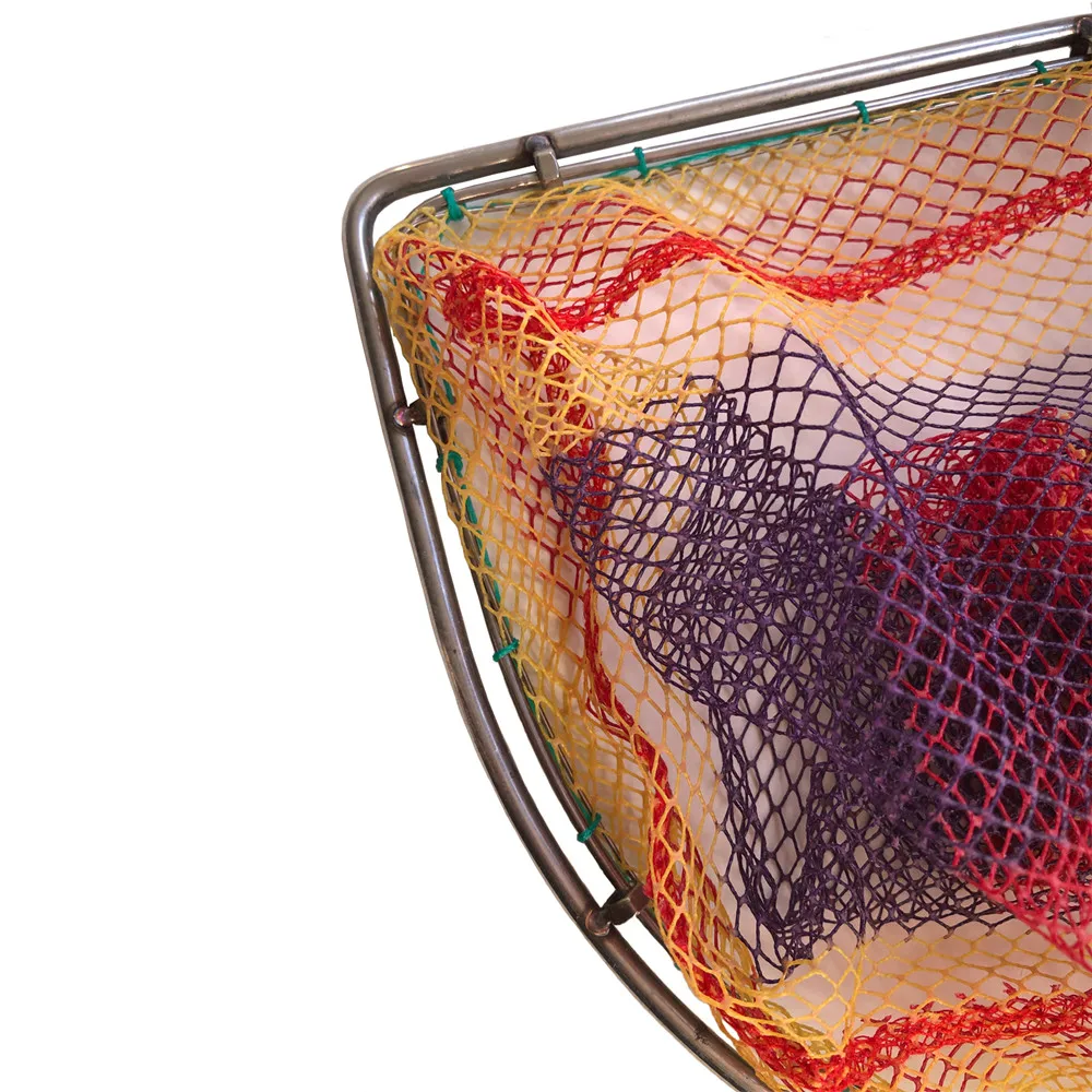 Una canasta de malla con un diseño morado y amarillo